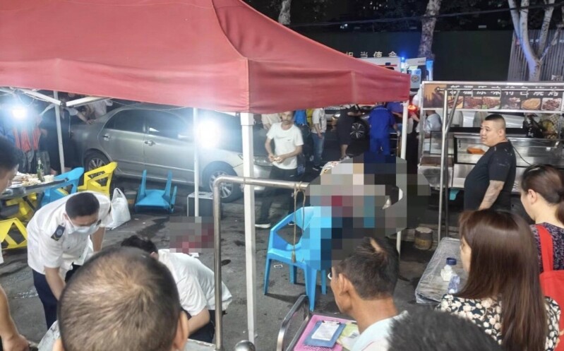 救援人员在现场抢救伤者。 X@whyyoutouzhele.jpg