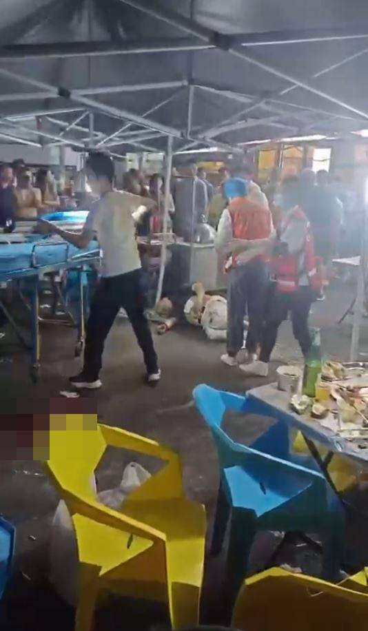 救护人员到场抬走伤者。 X@whyyoutouzhele.jpg