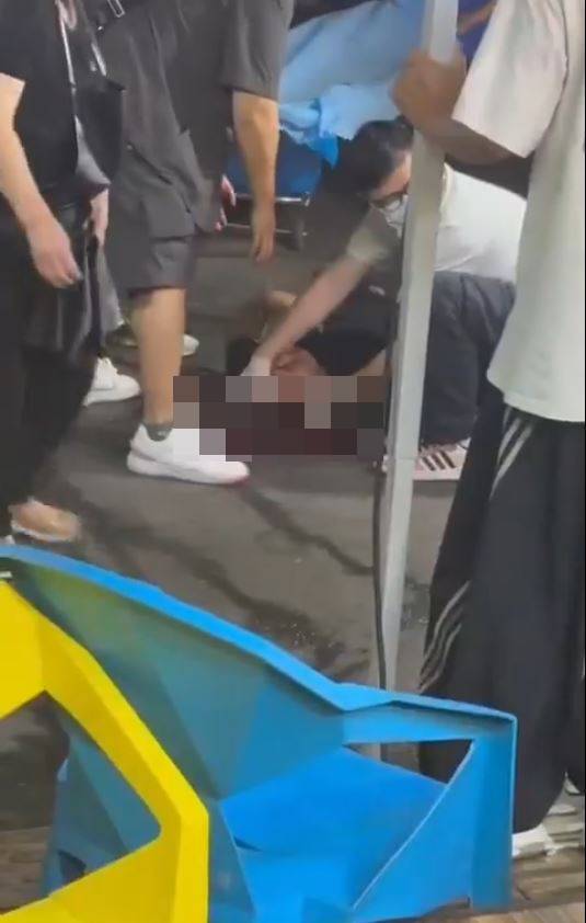 救护人员治理倒地伤者。 X@whyyoutouzhele.jpg