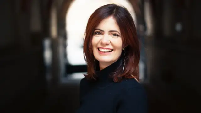 棕色头发的性学专家伊拉娜.埃雷阿博士向镜头笑